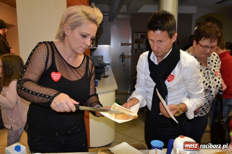 Zdjęcie w galerii na portalu naszraciborz.pl: Orkiestrowe cięcie - fryzjerki ze Studia Sztuki Fryzjerskiej Luiza zagrały dla WOŚP  wiadomości z regionu