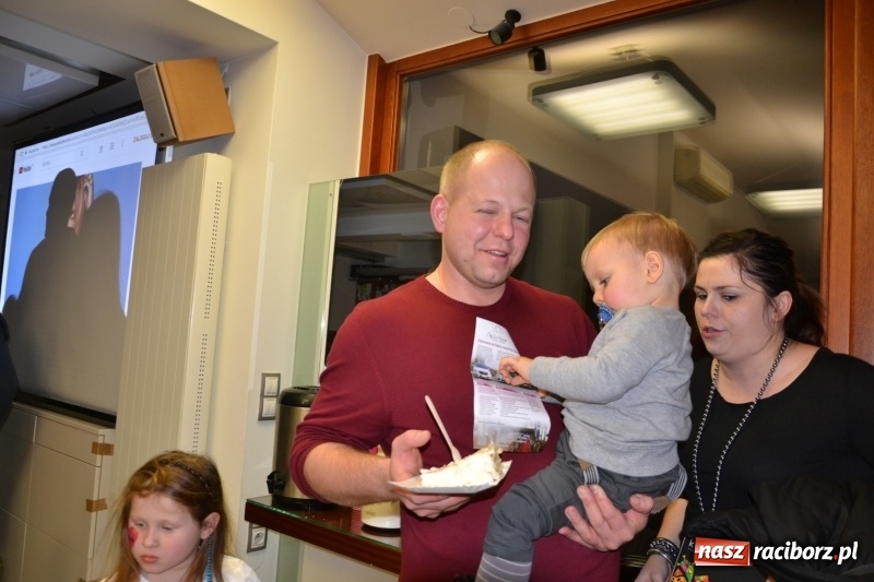 Zdjęcie w galerii na portalu naszraciborz.pl: Orkiestrowe cięcie - fryzjerki ze Studia Sztuki Fryzjerskiej Luiza zagrały dla WOŚP  wiadomości z regionu