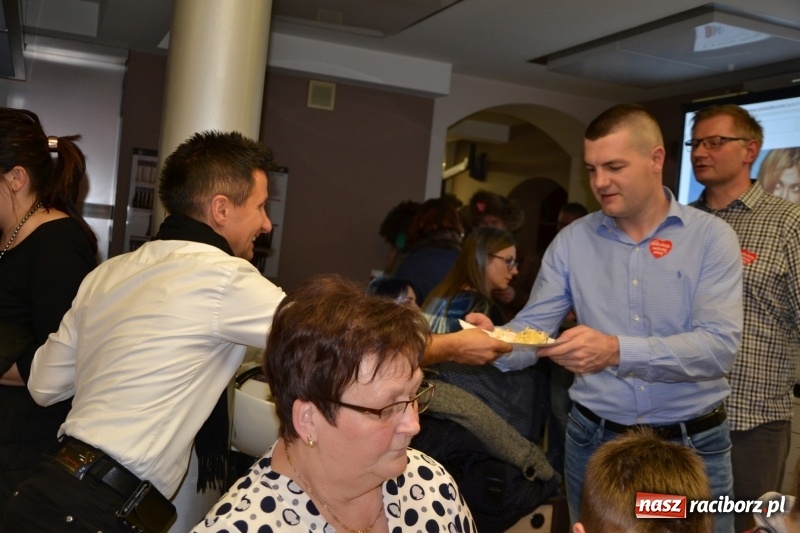 Zdjęcie w galerii na portalu naszraciborz.pl: Orkiestrowe cięcie - fryzjerki ze Studia Sztuki Fryzjerskiej Luiza zagrały dla WOŚP  wiadomości z regionu