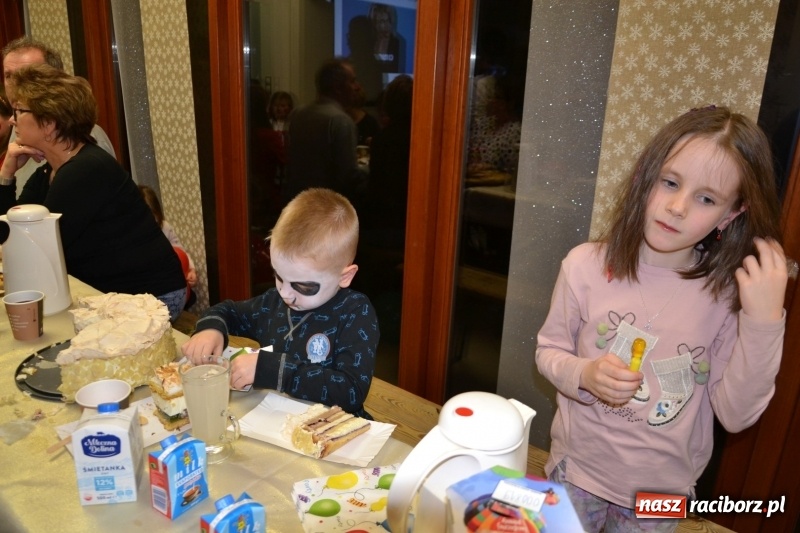 Zdjęcie w galerii na portalu naszraciborz.pl: Orkiestrowe cięcie - fryzjerki ze Studia Sztuki Fryzjerskiej Luiza zagrały dla WOŚP  wiadomości z regionu