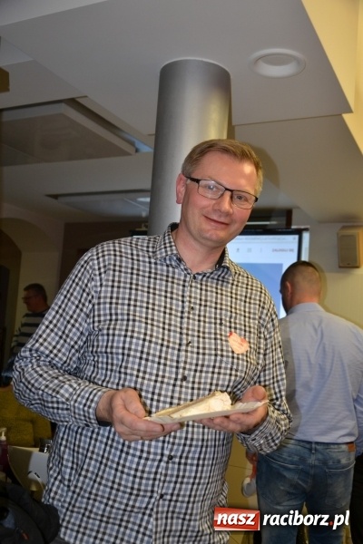 Zdjęcie w galerii na portalu naszraciborz.pl: Orkiestrowe cięcie - fryzjerki ze Studia Sztuki Fryzjerskiej Luiza zagrały dla WOŚP  wiadomości z regionu