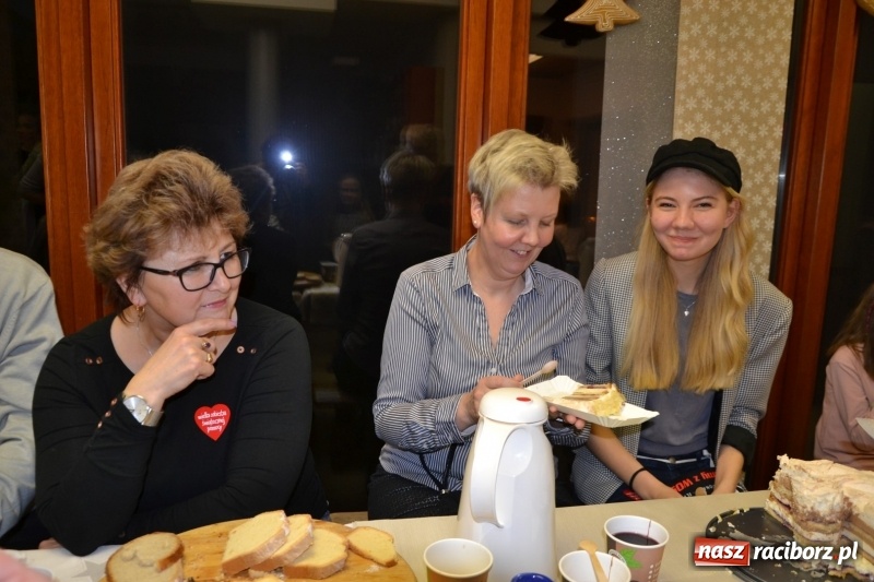 Zdjęcie w galerii na portalu naszraciborz.pl: Orkiestrowe cięcie - fryzjerki ze Studia Sztuki Fryzjerskiej Luiza zagrały dla WOŚP  wiadomości z regionu