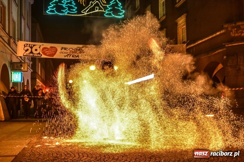 Zdjęcie w galerii na portalu naszraciborz.pl: Światełko do nieba z Labareda Fireshow WIDEO wiadomości z regionu