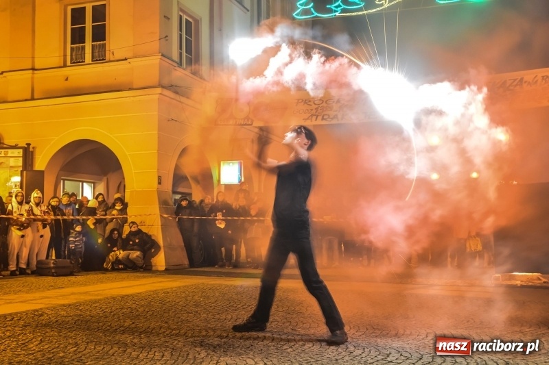 Zdjęcie w galerii na portalu naszraciborz.pl: Światełko do nieba z Labareda Fireshow WIDEO wiadomości z regionu