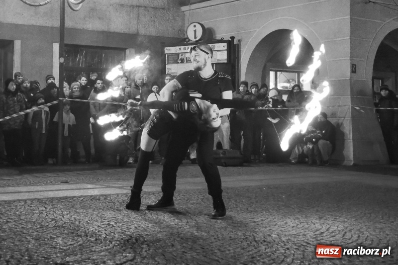 Zdjęcie w galerii na portalu naszraciborz.pl: Światełko do nieba z Labareda Fireshow WIDEO wiadomości z regionu