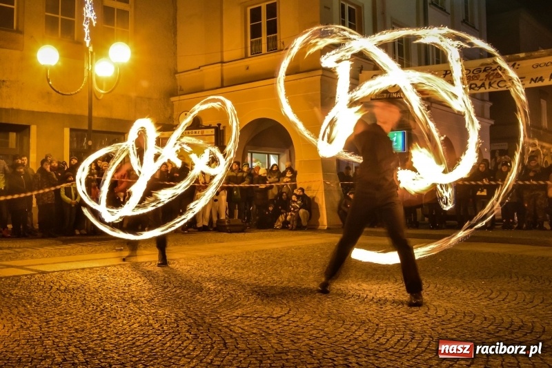 Zdjęcie w galerii na portalu naszraciborz.pl: Światełko do nieba z Labareda Fireshow WIDEO wiadomości z regionu