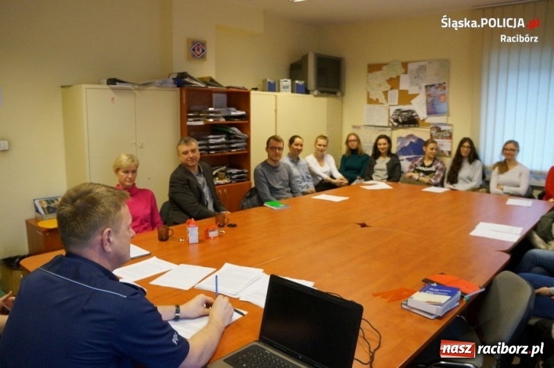 Zdjęcie w galerii na portalu naszraciborz.pl: Studenci PWSZ na warsztatach w raciborskiej drogówce wiadomości z regionu