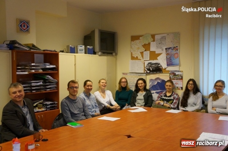 Zdjęcie w galerii na portalu naszraciborz.pl: Studenci PWSZ na warsztatach w raciborskiej drogówce wiadomości z regionu