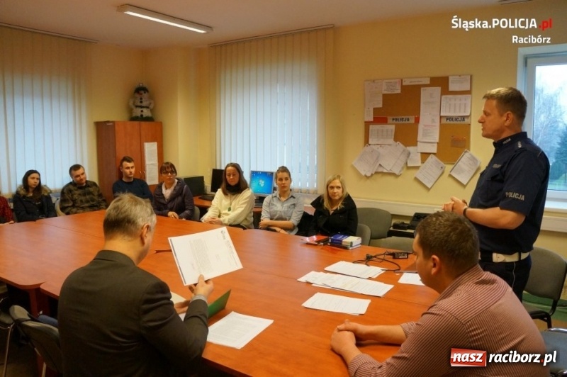 Zdjęcie w galerii na portalu naszraciborz.pl: Studenci PWSZ na warsztatach w raciborskiej drogówce wiadomości z regionu