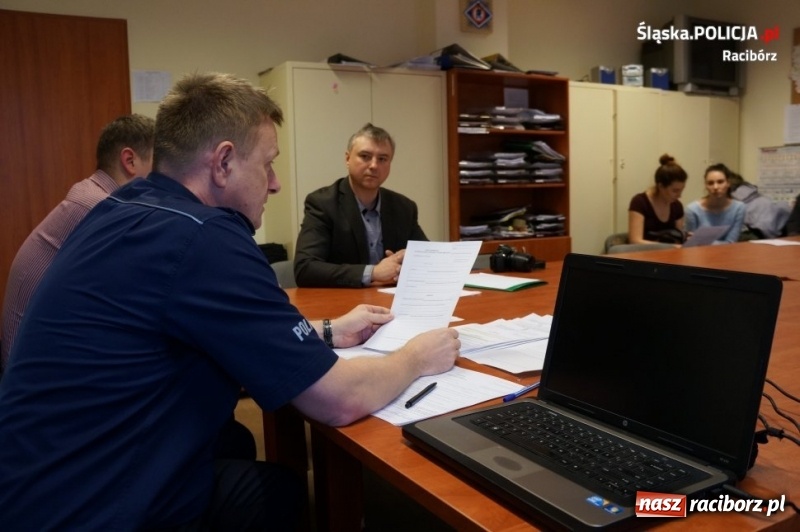 Zdjęcie w galerii na portalu naszraciborz.pl: Studenci PWSZ na warsztatach w raciborskiej drogówce wiadomości z regionu