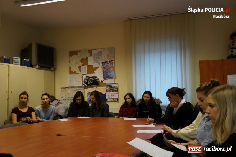Zdjęcie w galerii na portalu naszraciborz.pl: Studenci PWSZ na warsztatach w raciborskiej drogówce wiadomości z regionu