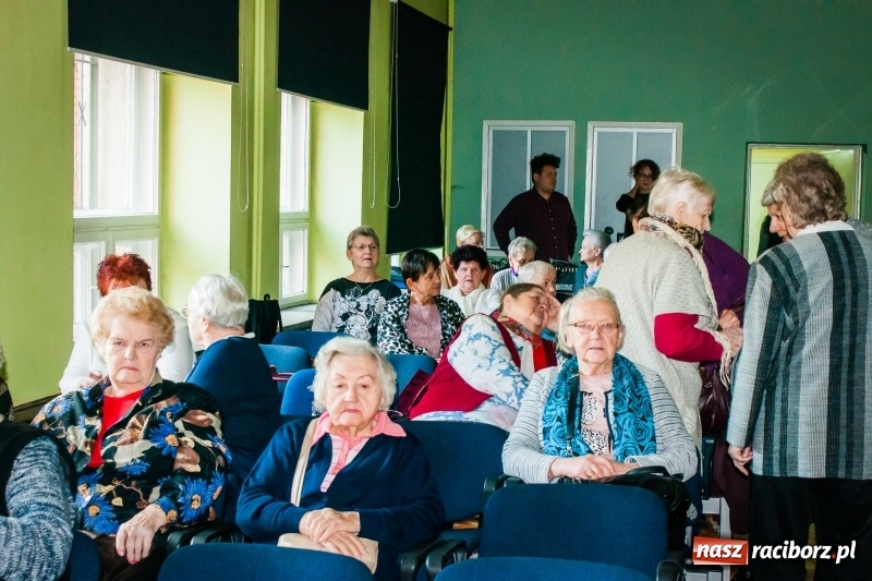 Zdjęcie w galerii na portalu naszraciborz.pl: Spotkanie noworoczne emerytowanych nauczycieli w Młodzieżowym Domu Kultury wiadomości z regionu