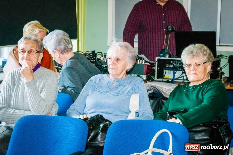 Zdjęcie w galerii na portalu naszraciborz.pl: Spotkanie noworoczne emerytowanych nauczycieli w Młodzieżowym Domu Kultury wiadomości z regionu