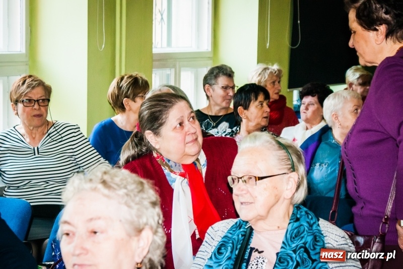 Zdjęcie w galerii na portalu naszraciborz.pl: Spotkanie noworoczne emerytowanych nauczycieli w Młodzieżowym Domu Kultury wiadomości z regionu