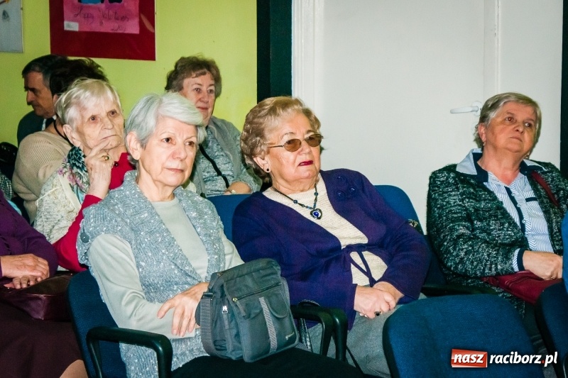 Zdjęcie w galerii na portalu naszraciborz.pl: Spotkanie noworoczne emerytowanych nauczycieli w Młodzieżowym Domu Kultury wiadomości z regionu