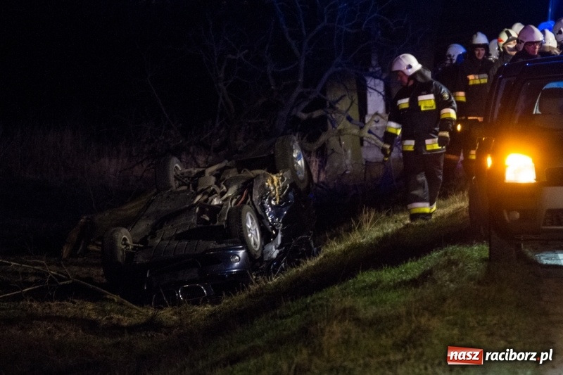 Zdjęcie w galerii na portalu naszraciborz.pl: Dachowanie BMW na trasie Lekartów-Cyprzanów. Kierowca w szpitalu wiadomości z regionu