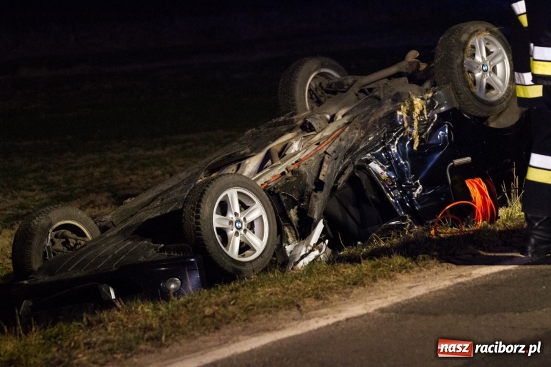 Zdjęcie w galerii na portalu naszraciborz.pl: Dachowanie BMW na trasie Lekartów-Cyprzanów. Kierowca w szpitalu wiadomości z regionu