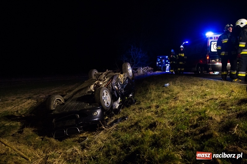 Zdjęcie w galerii na portalu naszraciborz.pl: Dachowanie BMW na trasie Lekartów-Cyprzanów. Kierowca w szpitalu wiadomości z regionu