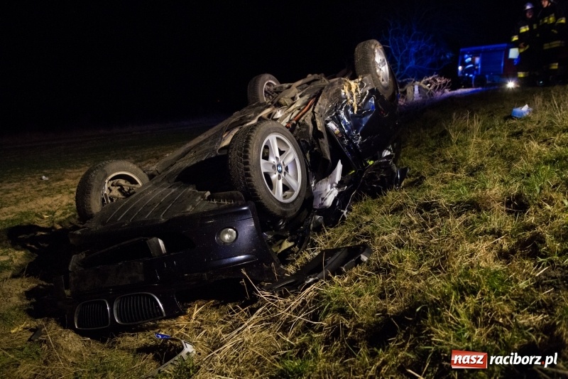Zdjęcie w galerii na portalu naszraciborz.pl: Dachowanie BMW na trasie Lekartów-Cyprzanów. Kierowca w szpitalu wiadomości z regionu