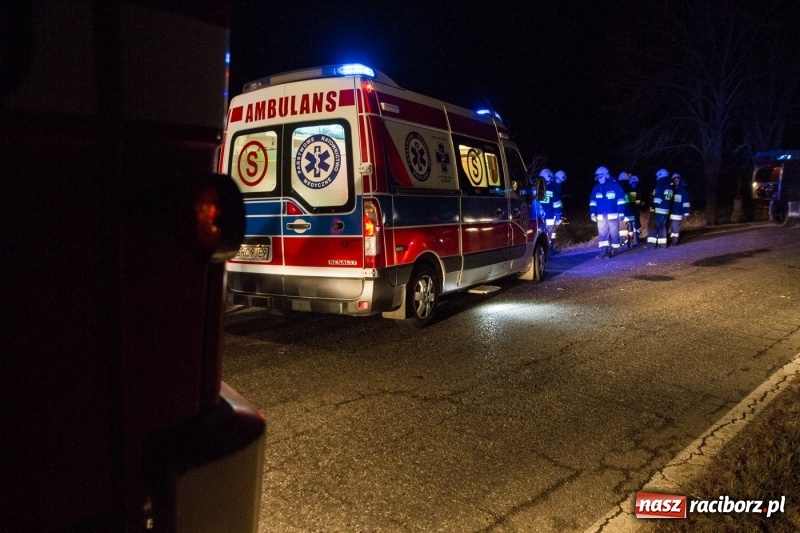 Zdjęcie w galerii na portalu naszraciborz.pl: Dachowanie BMW na trasie Lekartów-Cyprzanów. Kierowca w szpitalu wiadomości z regionu