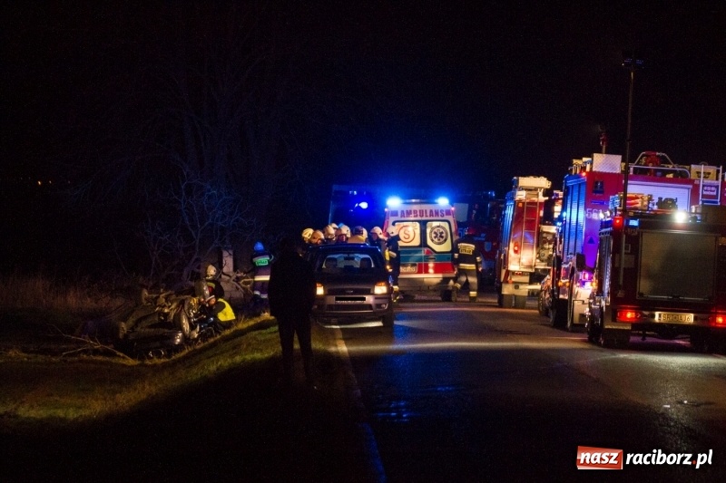 Zdjęcie w galerii na portalu naszraciborz.pl: Dachowanie BMW na trasie Lekartów-Cyprzanów. Kierowca w szpitalu wiadomości z regionu