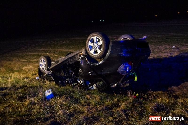 Zdjęcie w galerii na portalu naszraciborz.pl: Dachowanie BMW na trasie Lekartów-Cyprzanów. Kierowca w szpitalu wiadomości z regionu