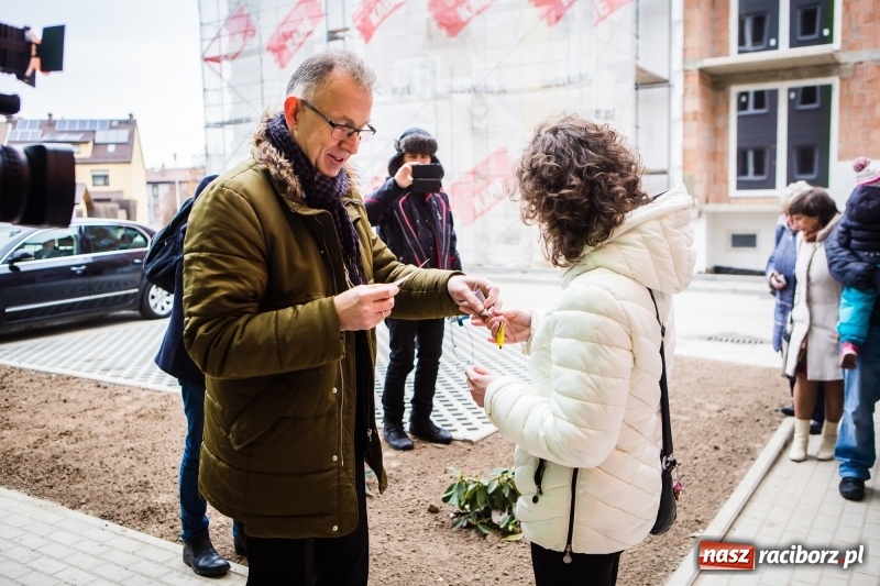 Zdjęcie w galerii na portalu naszraciborz.pl: Nowe mieszkania TBS w Raciborzu. Dziś przekazano klucze pierwszym lokatorom wiadomości z regionu