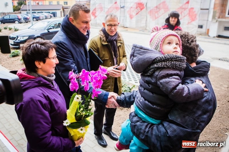 Zdjęcie w galerii na portalu naszraciborz.pl: Nowe mieszkania TBS w Raciborzu. Dziś przekazano klucze pierwszym lokatorom wiadomości z regionu
