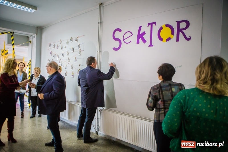 Zdjęcie w galerii na portalu naszraciborz.pl: W szkole na Ostrogu powstała przestrzeń edukacyjna na miarę XXI wieku wiadomości z regionu