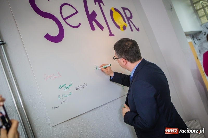 Zdjęcie w galerii na portalu naszraciborz.pl: W szkole na Ostrogu powstała przestrzeń edukacyjna na miarę XXI wieku wiadomości z regionu