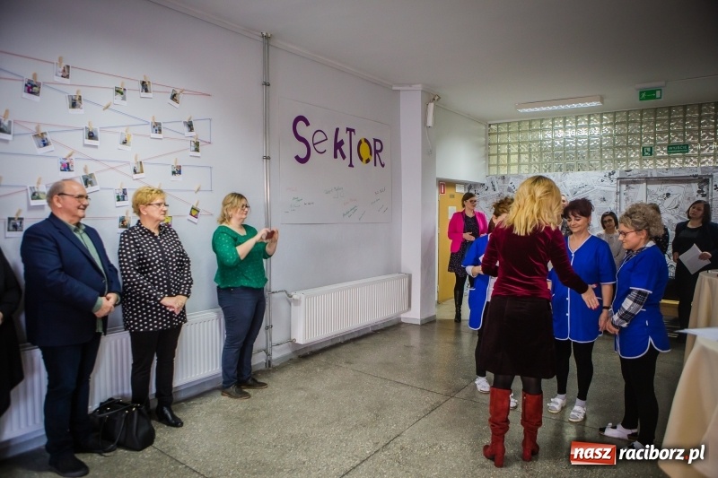 Zdjęcie w galerii na portalu naszraciborz.pl: W szkole na Ostrogu powstała przestrzeń edukacyjna na miarę XXI wieku wiadomości z regionu