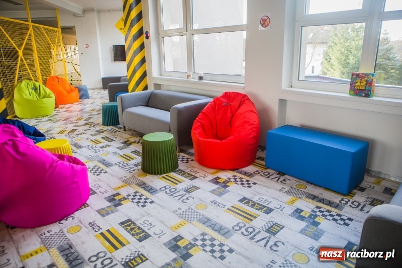 Zdjęcie w galerii na portalu naszraciborz.pl: W szkole na Ostrogu powstała przestrzeń edukacyjna na miarę XXI wieku wiadomości z regionu