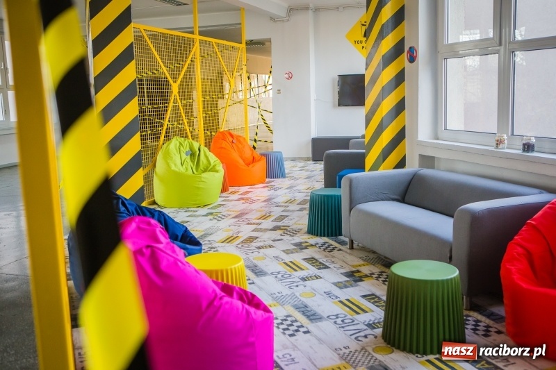 Zdjęcie w galerii na portalu naszraciborz.pl: W szkole na Ostrogu powstała przestrzeń edukacyjna na miarę XXI wieku wiadomości z regionu