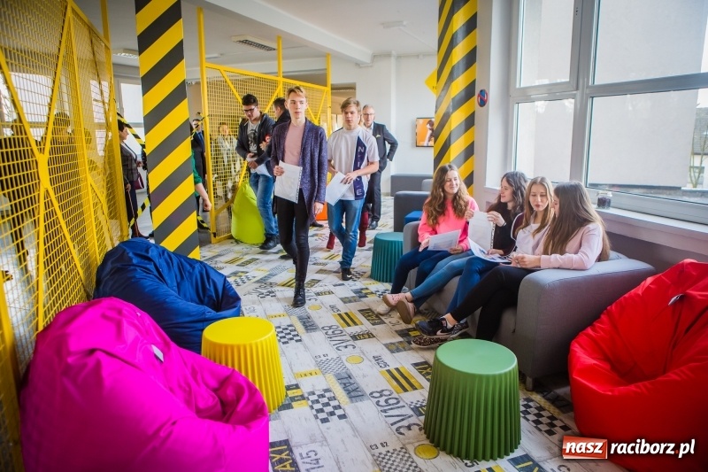 Zdjęcie w galerii na portalu naszraciborz.pl: W szkole na Ostrogu powstała przestrzeń edukacyjna na miarę XXI wieku wiadomości z regionu