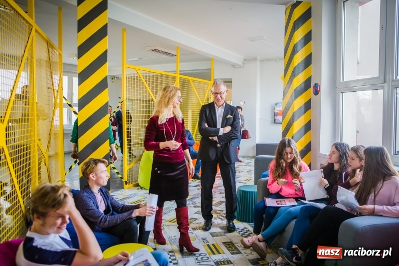 Zdjęcie w galerii na portalu naszraciborz.pl: W szkole na Ostrogu powstała przestrzeń edukacyjna na miarę XXI wieku wiadomości z regionu