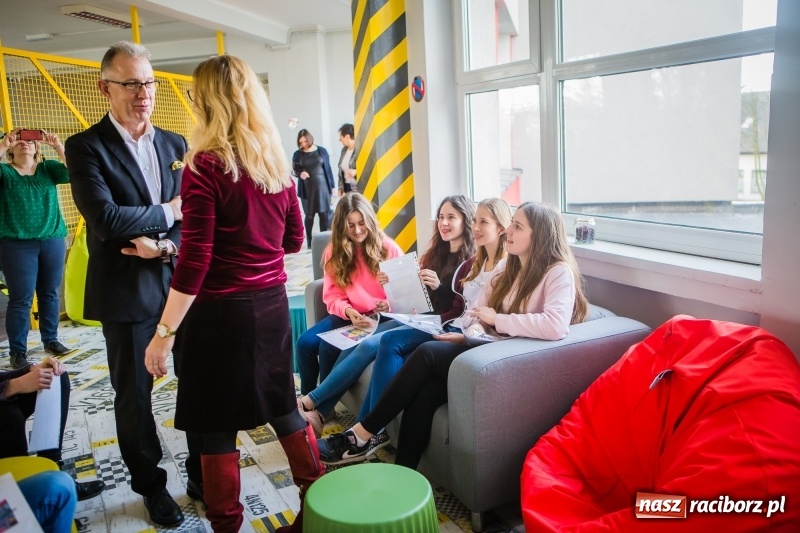 Zdjęcie w galerii na portalu naszraciborz.pl: W szkole na Ostrogu powstała przestrzeń edukacyjna na miarę XXI wieku wiadomości z regionu