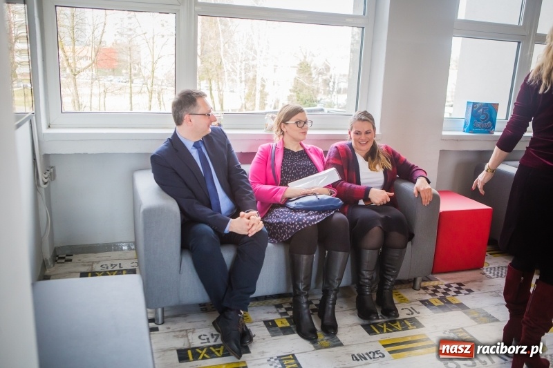 Zdjęcie w galerii na portalu naszraciborz.pl: W szkole na Ostrogu powstała przestrzeń edukacyjna na miarę XXI wieku wiadomości z regionu