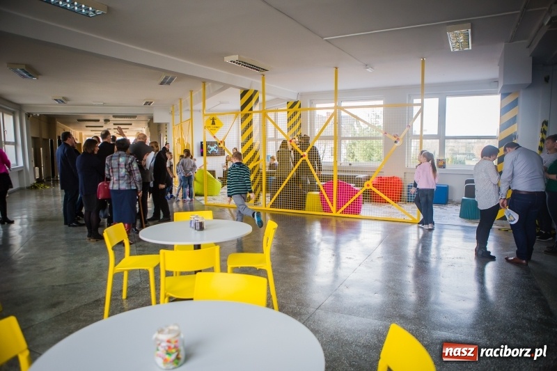 Zdjęcie w galerii na portalu naszraciborz.pl: W szkole na Ostrogu powstała przestrzeń edukacyjna na miarę XXI wieku wiadomości z regionu