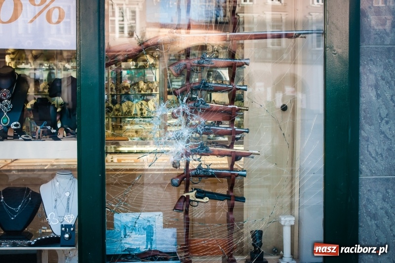 Zdjęcie w galerii na portalu naszraciborz.pl: Raciborscy policjanci zatrzymali 30-letniego wandala wiadomości z regionu