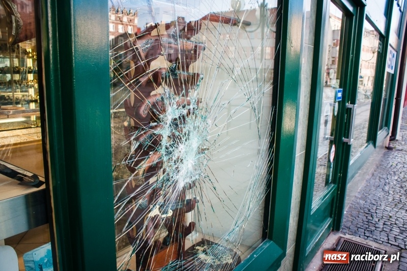 Zdjęcie w galerii na portalu naszraciborz.pl: Raciborscy policjanci zatrzymali 30-letniego wandala wiadomości z regionu