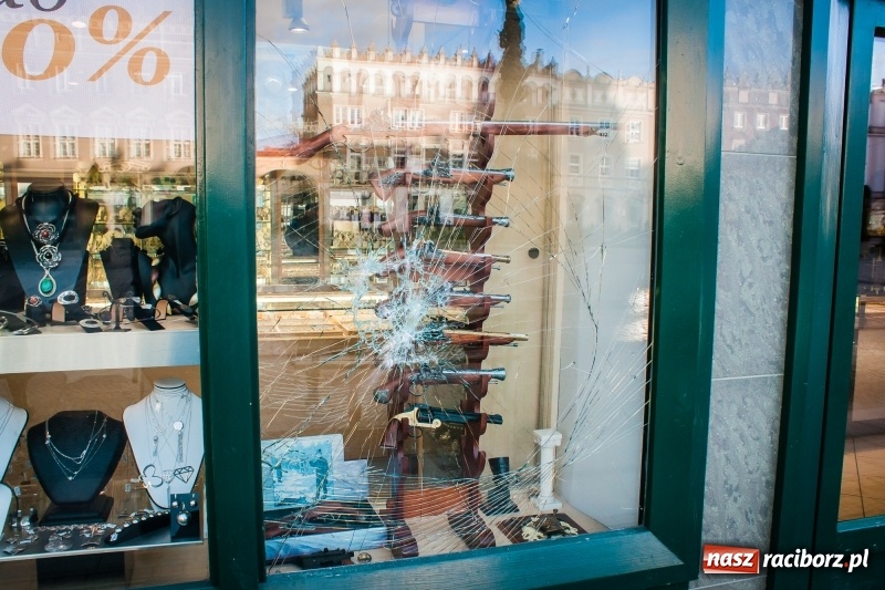 Zdjęcie w galerii na portalu naszraciborz.pl: Raciborscy policjanci zatrzymali 30-letniego wandala wiadomości z regionu