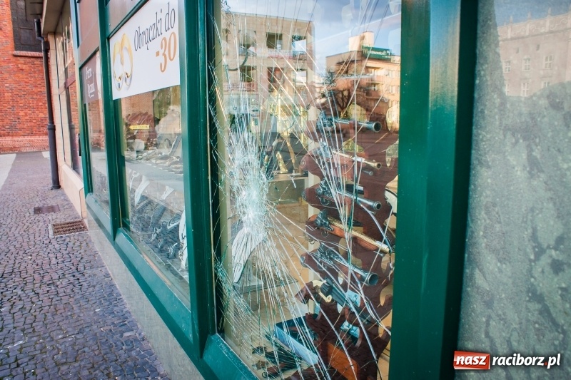 Zdjęcie w galerii na portalu naszraciborz.pl: Raciborscy policjanci zatrzymali 30-letniego wandala wiadomości z regionu