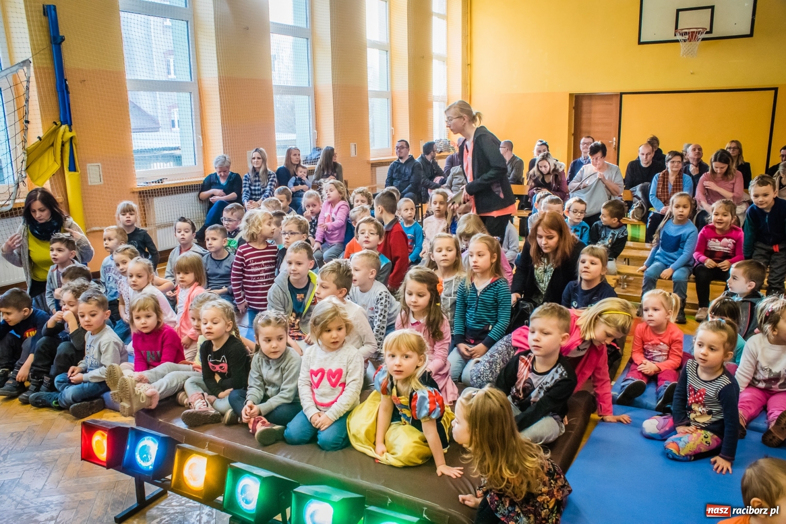 Zdjęcie w galerii na portalu naszraciborz.pl: Uczniowie SP 13 przygotowali przedstawienie dla przedszkolaków wiadomości z regionu
