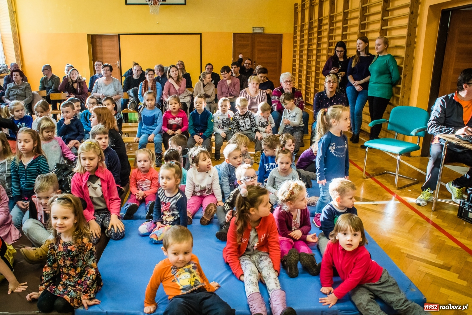 Zdjęcie w galerii na portalu naszraciborz.pl: Uczniowie SP 13 przygotowali przedstawienie dla przedszkolaków wiadomości z regionu