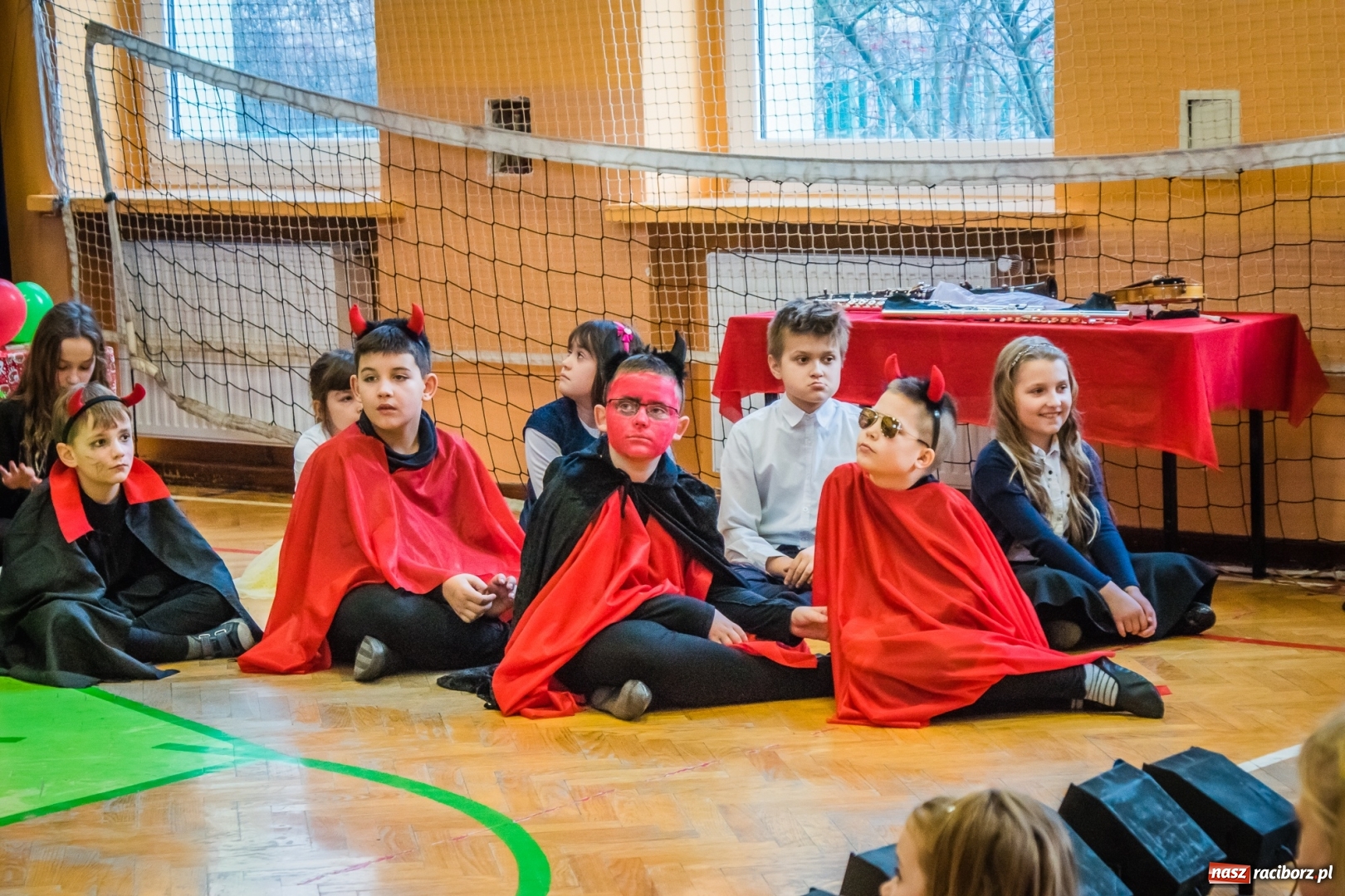 Zdjęcie w galerii na portalu naszraciborz.pl: Uczniowie SP 13 przygotowali przedstawienie dla przedszkolaków wiadomości z regionu