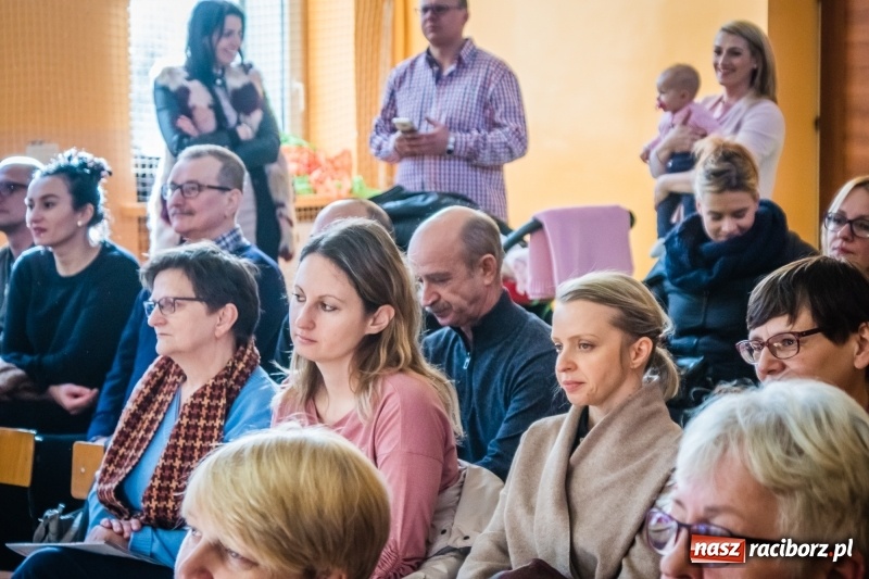 Zdjęcie w galerii na portalu naszraciborz.pl: Uczniowie SP 13 przygotowali przedstawienie dla przedszkolaków wiadomości z regionu