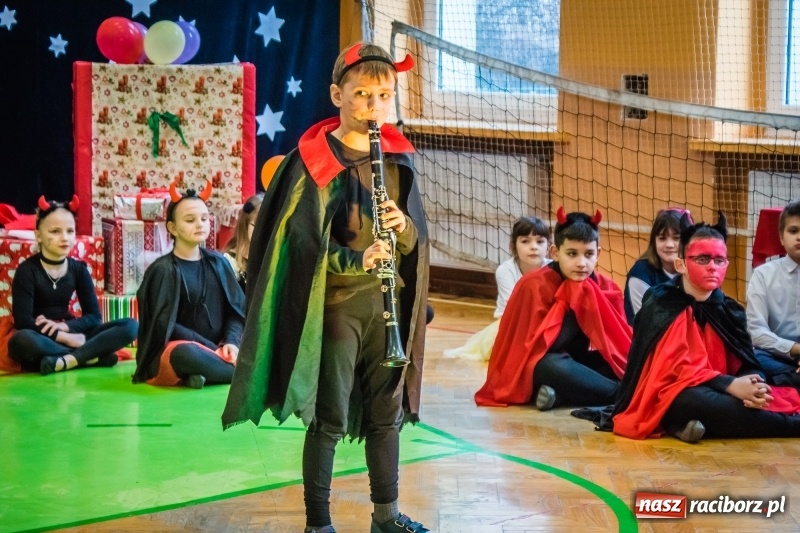 Zdjęcie w galerii na portalu naszraciborz.pl: Uczniowie SP 13 przygotowali przedstawienie dla przedszkolaków wiadomości z regionu