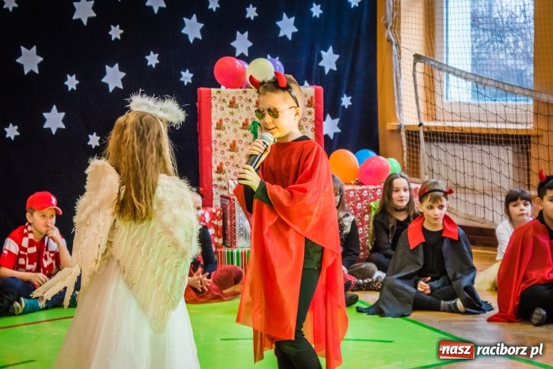 Zdjęcie w galerii na portalu naszraciborz.pl: Uczniowie SP 13 przygotowali przedstawienie dla przedszkolaków wiadomości z regionu