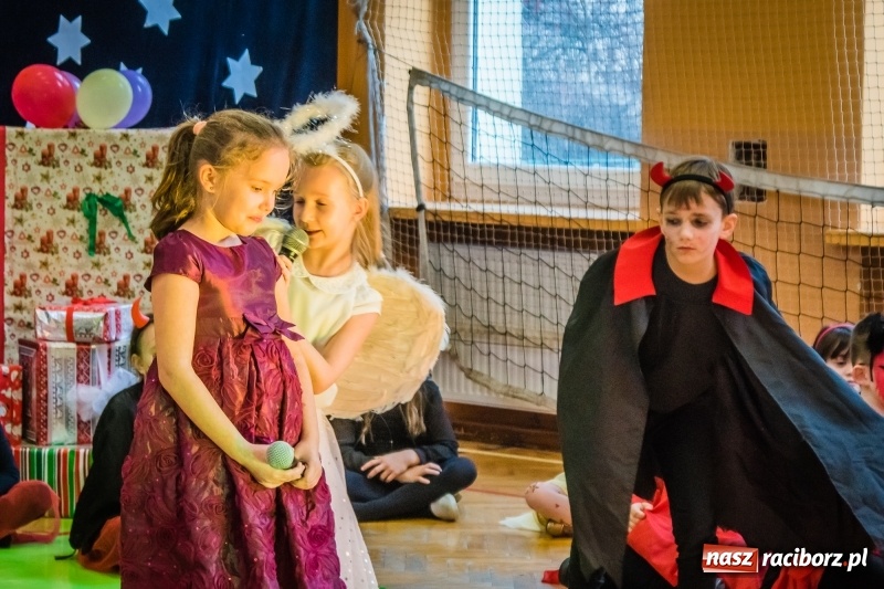 Zdjęcie w galerii na portalu naszraciborz.pl: Uczniowie SP 13 przygotowali przedstawienie dla przedszkolaków wiadomości z regionu