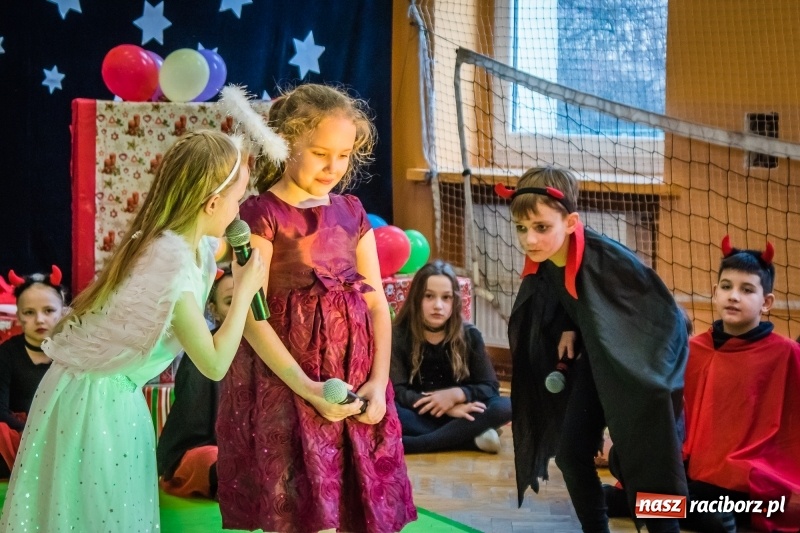 Zdjęcie w galerii na portalu naszraciborz.pl: Uczniowie SP 13 przygotowali przedstawienie dla przedszkolaków wiadomości z regionu